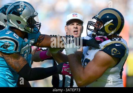 20 octobre 2013 - Charlotte, Caroline du Nord, États-Unis - le défenseur des Panthers de la Caroline GREG HARDY (76) et le gardien Louis Rams HARVEY DAHL (62) entrent dans une escarmouche après un match de quatrième quart-temps au Bank of America Stadium. Panthers a gagné, 30-15. (Crédit image : © Jeff Siner/MCT/ZUMAPRESS.com) Banque D'Images