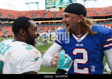 20 octobre 2013 - Miami Gardens, FL, États-Unis - Dan Carpenter, le kicker des Buffalo Bills, rencontre l'ancien coéquipier Marcus Thigpen des Miami Dolphins à la fin du match au Sun Life Stadium de Miami Gardens, Floride, le dimanche 20 octobre 2013. (Crédit image : © Jim Rassol/MCT/ZUMAPRESS.com) Banque D'Images