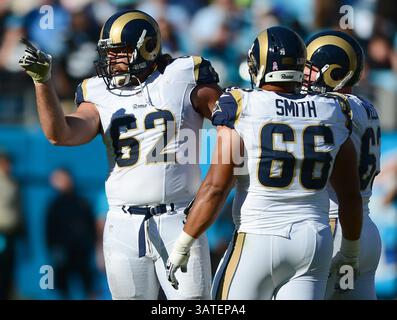 20 octobre 2013 - Charlotte, NC, USA - le garde Louis Rams Harvey Dahl pointe vers le banc des Carolina Panthers après que le quarterback des Rams Sam Bradford ait été blessé par Mike Mitchell, sécurité des Panthers, lors du quatrième quart-temps au Bank of America Stadium de Charlotte, Caroline du Nord, le dimanche 20 octobre 2013. Panthers a gagné, 30-15. (Crédit image : © Jeff Siner/MCT/ZUMAPRESS.com) Banque D'Images