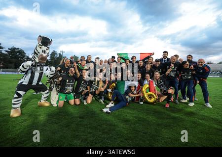 Biella, Italie. 18 avril 2025. Les joueurs et le personnel de la Juventus célèbrent le titre de 6e ligue du club après le match Juventus Women vs AC Milan Women Serie A Femminile au Stadio Vittorio Pozzo, Biella. Le crédit photo devrait se lire : Jonathan Moscrop/Sportimage crédit : Sportimage Ltd/Alamy Live News Banque D'Images