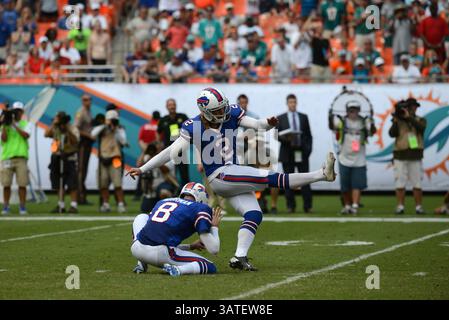 20 octobre 2013 : Dan Carpenter #2 des Buffalo Bills tire le but ultime vainqueur de la prise de Brian Moorman #8 lors du match de football NFL entre les Dolphins de Miami et les Buffalo Bills au Sun Life Stadium de Miami Gardens FL. Les Bills ont battu les dauphins 23-21.(image crédit : © JC Ridley/Cal Sport Media/ZUMAPRESS.com) Banque D'Images