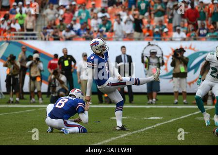 20 octobre 2013 : Dan Carpenter #2 des Buffalo Bills tire le but ultime vainqueur de la prise de Brian Moorman #8 lors du match de football NFL entre les Dolphins de Miami et les Buffalo Bills au Sun Life Stadium de Miami Gardens FL. Les Bills ont battu les dauphins 23-21.(image crédit : © JC Ridley/Cal Sport Media/ZUMAPRESS.com) Banque D'Images