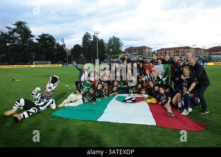 Biella, Italie. 18 avril 2025. Les joueurs et le personnel de la Juventus célèbrent le titre de 6e ligue du club après le match Juventus Women vs AC Milan Women Serie A Femminile au Stadio Vittorio Pozzo, Biella. Le crédit photo devrait se lire : Jonathan Moscrop/Sportimage crédit : Sportimage Ltd/Alamy Live News Banque D'Images