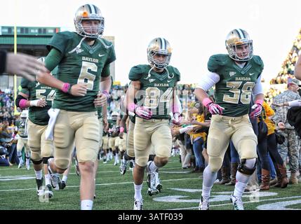 Lynx Hawthorne (84) et Collin Brence (38), l'arrière défensif des Baylor Bears, s'emparent du terrain lors d'un match de football universitaire de la NCAA entre les cyclones de l'État de l'Iowa et les Baylor Bears, samedi au stade Floyd Casey, 19 octobre 2013 à Waco, Texas..Baylor gagne 71-7.(Credit image : Banque D'Images
