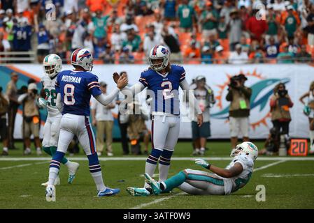 20 octobre 2013 : Dan Carpenter #2 des Buffalo Bills est félicité par Brian Moorman #8 après avoir lancé le but ultime gagnant alors que Jimmy Wilson #27 des Miami Dolphins est abattu sur le terrain lors du match de football NFL entre les Miami Dolphins et les Buffalo Bills au Sun Life Stadium de Miami Gardens FL. Les Bills ont battu les dauphins 23-21.(image crédit : © JC Ridley/Cal Sport Media/ZUMAPRESS.com) Banque D'Images