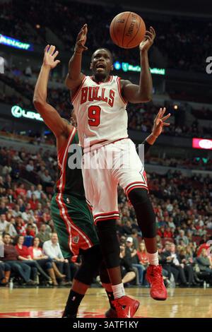 21 octobre 2013 - Chicago, il, États-Unis - Luol Deng des Chicago Bulls perd le contrôle du ballon lors du 1er quart d'action d'un match de pré-saison de la NBA contre les Bucks de Milwaukee au United Center à Chicago, Illinois, le lundi 21 octobre 2013. (Crédit image : © Scott Strazzante/MCT/ZUMAPRESS.com) Banque D'Images