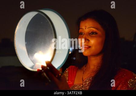 22 octobre 2013 - une femme indienne exécute les rituels de Karva Chauth à New Delhi, en Inde, le 22 octobre 2013. Karwa chauth est un festival hindou traditionnel célébré dans certaines régions de l'Inde où les femmes mariées jeûnent tout au long de la journée et offrent des prières à la lune pour le bien-être, la prospérité et la longévité de leurs maris. Crédit photo : Indian photo Agency (crédit image : © INPA/ZUMAPRESS.com) Banque D'Images