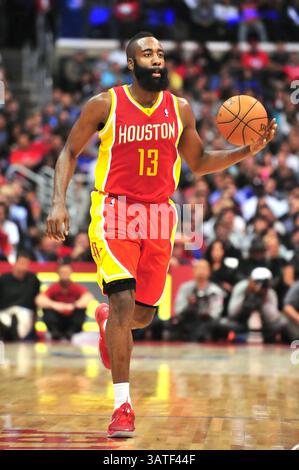 4 novembre 2013 Los Angeles, CA. James Harden, le tireur #13 des Houston Rockets, déplace le ballon en deuxième mi-temps lors du match de basket-ball NBA entre les Houston Rockets et les Los Angeles Clippers au Staples Center de Los Angeles, Californie..les Los Angeles Clippers battent les Houston Rockets 137-118.Louis Lopez/CSM(Credit image : © Louis Lopez/Cal Sport Media/ZUMAPRESS.com) Banque D'Images