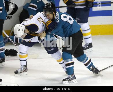 5 novembre 2013 - San Jose, CA, USA - le Sharks de San Jose Tyler Kennedy, à droite, combat Johan Larsson (22 ans) des Sabres de Buffalo en deuxième période au SAP Center de San Jose, Californie, le mardi 5 novembre 2013. (Crédit image : © Nhat V. Meyer/MCT/ZUMAPRESS.com) Banque D'Images