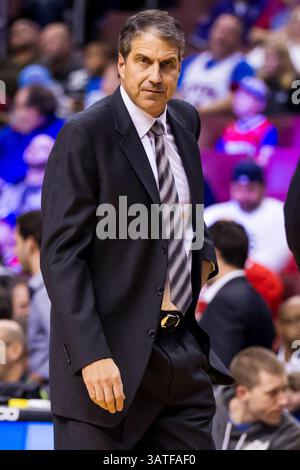 6 novembre 2013 : Randy Wittman, entraîneur-chef des Wizards de Washington, regarde pendant le match NBA entre les Wizards de Washington et les 76ers de Philadelphie au Wells Fargo Center à Philadelphie, en Pennsylvanie. Les Wizards gagnent 116-102. (Christopher Szagola/Cal Sport Media)(image crédit : © Chris Szagola/Cal Sport Media/ZUMAPRESS.com) Banque D'Images