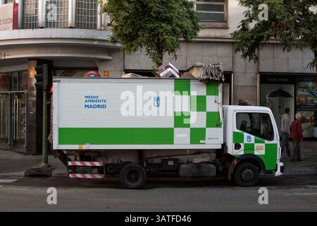 23 octobre 2013 - Madrid, Espagne - camion de nettoyage Medio Ambiente. Lavapias a longtemps été un quartier négligé de la ville. Le multiculturalisme coexiste avec une réalité plus horrible, celle des sans-abri, de la drogue et de la petite criminalité. C'était le quartier juif de la ville jusqu'à l'expulsion des Juifs d'Espagne en 1492. Ces jours-ci, il y a une présence policière constante sur la Plaza de Lavapias, ainsi qu'un niveau élevé de vente de drogue ouverte. (Crédit image : © Yuri Van Geenen/ZUMA Wire/ZUMAPRESS.com) Banque D'Images