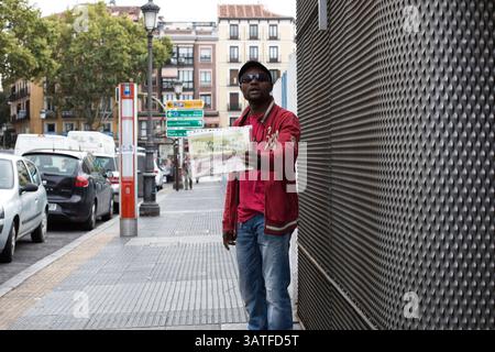 23 octobre 2013 - Madrid, Espagne - journaux ou magazines vendus par les sans-abri. Lavapias a longtemps été un quartier négligé de la ville. Le multiculturalisme coexiste avec une réalité plus horrible, celle des sans-abri, de la drogue et de la petite criminalité. C'était le quartier juif de la ville jusqu'à l'expulsion des Juifs d'Espagne en 1492. Ces jours-ci, il y a une présence policière constante sur la Plaza de Lavapias, ainsi qu'un niveau élevé de vente de drogue ouverte. (Crédit image : © Yuri Van Geenen/ZUMA Wire/ZUMAPRESS.com) Banque D'Images