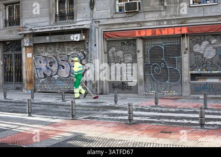 23 octobre 2013 - Madrid, Espagne - Lavapias a longtemps été un quartier négligé de la ville. Le multiculturalisme coexiste avec une réalité plus horrible, celle des sans-abri, de la drogue et de la petite criminalité. C'était le quartier juif de la ville jusqu'à l'expulsion des Juifs d'Espagne en 1492. Ces jours-ci, il y a une présence policière constante sur la Plaza de Lavapias, ainsi qu'un niveau élevé de vente de drogue ouverte. (Crédit image : © Yuri Van Geenen/ZUMA Wire/ZUMAPRESS.com) Banque D'Images