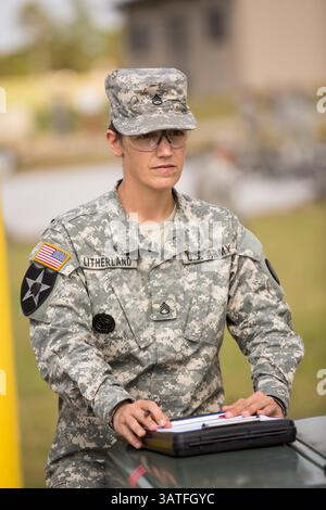 26 septembre 2013 - Columbia, Caroline du Sud, États-Unis d'Amérique - Une femme instructrice de sergent d'exercice à l'école des instructeurs d'exercice de l'armée américaine Fort Jackson classe les candidats de sergent d'exercice pendant l'entraînement le 26 septembre 2013 à Columbia, Caroline du Sud. Alors que 14 % de l'armée sont des femmes soldats, il y a une pénurie de femmes Sergeantes. (Crédit image : © Richard Ellis/ZUMAPRESS.com) Banque D'Images