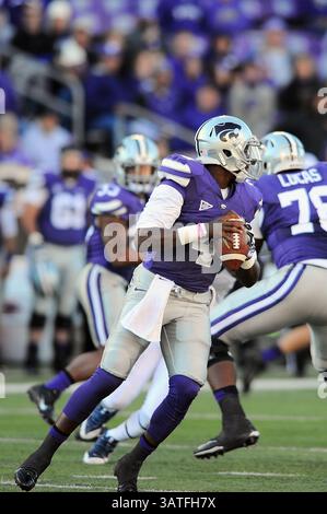 26 octobre 2013 - Manhattan, Kansas, États-Unis - 26 octobre 2013 : le quarterback Daniel Sams (4) des Wildcats du Kansas State en action lors du match de football de la NCAA entre les West Virginia Mountaineers et les Wildcats du Kansas State au Bill Snyder Family Stadium à Manhattan, Kansas. Kendall Shaw/CSM(image crédit : © Kendall Shaw/Cal Sport Media/ZUMAPRESS.com) Banque D'Images