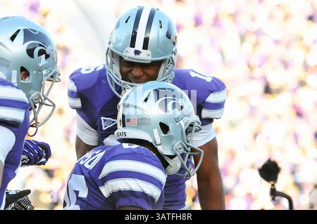 26 octobre 2013 - Manhattan, Kansas, États-Unis - 26 octobre 2013 : le récepteur large des Wildcats du Kansas State Tyler Lockett (16 ans) célèbre avec le récepteur large des Wildcats du Kansas State Tramaine Thompson (86 ans) après son touchdown en action lors du match de football de la NCAA entre les West Virginia Mountaineers et les Wildcats du Kansas State au Bill Snyder Family Stadium à Manhattan, Kansas. Kendall Shaw/CSM(image crédit : © Kendall Shaw/Cal Sport Media/ZUMAPRESS.com) Banque D'Images