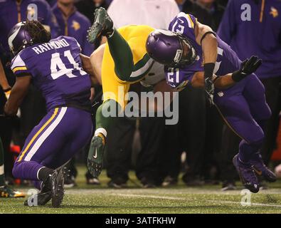 27 octobre 2013 - Minneapolis, MN, États-Unis - Minnesota Vikings Cornerback Josh Robinson et Vikings sécurité Mistral Raymond s'attaque à Green Bay Packers Fullback John Kuhn sur une passe de 1 verge au deuxième trimestre, le dimanche 27 octobre 2013, au Mall of America Field à Minneapolis, Minnesota. (Crédit image : © McKenna Ewen/MCT/ZUMAPRESS.com) Banque D'Images