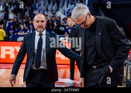 Madrid, Madrid, Espagne. 18 avril 2025. Gordon Herbert (d), entraîneur-chef du FC Bayern Munich, accueille Chus Mateo (l), entraîneur-chef du Real Madrid, lors du match Play-in C de Turkish Airlines EuroLeague entre le Real Madrid et le FC Bayern Munich au Movistar Arena le 18 avril 2025 à Madrid, en Espagne. (Crédit image : © Alberto Gardin/ZUMA Press Wire) USAGE ÉDITORIAL SEULEMENT ! Non destiné à UN USAGE commercial ! Crédit : ZUMA Press, Inc/Alamy Live News Banque D'Images