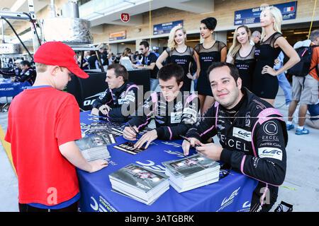 22 septembre 2013 - Austin, Texas, U. S - les pilotes WEC signent des autographes avant la course WEC sur le circuit of the Americas à Austin, Texas. (Crédit image : © Dan Wozniak/ZUMAPRESS.com) Banque D'Images