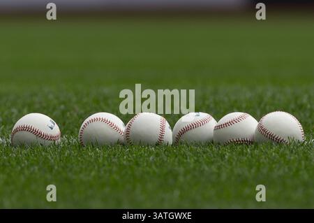 19 septembre 2013 - Milwaukee, Wisconsin, États-Unis d'Amérique - 19 septembre 2013 : six balles de baseball de la ligue majeure gisaient sur l'herbe le long de la ligne de gauche avant le match de baseball de la ligue majeure entre les Brewers de Milwaukee et les Cubs de Chicago au Miller Park à Milwaukee, WISCONSIN. John Fisher/CSM(image crédit : © John Fisher/Cal Sport Media/ZUMAPRESS.com) Banque D'Images