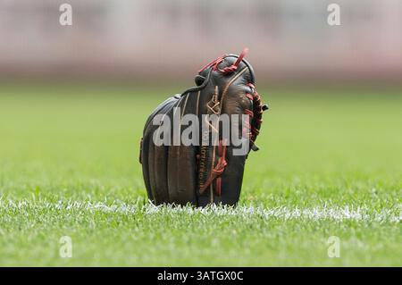 19 septembre 2013 - Milwaukee, Wisconsin, États-Unis d'Amérique - 19 septembre 2013 : les gants de baseball sont placés debout dans l'herbe le long de la ligne de terrain gauche avant le match de baseball de la Ligue majeure entre les Brewers de Milwaukee et les Cubs de Chicago au Miller Park à Milwaukee, WISCONSIN. John Fisher/CSM(image crédit : © John Fisher/Cal Sport Media/ZUMAPRESS.com) Banque D'Images