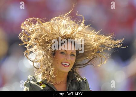 24 octobre 2010 - Tampa, Florida, UNITED STATES - Oct 24, 2010 ; Tampa, FL, USA ; Tampa Bay Buccaneers cheerleader pendant le Bucs 18-17 victoire contre les Rams de Saint-Louis au Stade Raymond James. (Crédit Image : © Scott A. Miller via Zuma sur le fil) Banque D'Images
