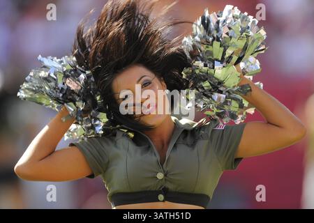24 octobre 2010 - Tampa, Florida, UNITED STATES - Oct 24, 2010 ; Tampa, FL, USA ; Tampa Bay Buccaneers cheerleader pendant le Bucs 18-17 victoire contre les Rams de Saint-Louis au Stade Raymond James. (Crédit Image : © Scott A. Miller via Zuma sur le fil) Banque D'Images