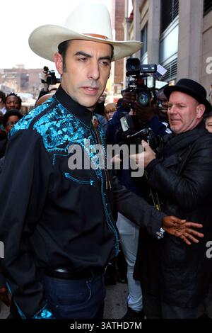 9 mars 2016 - New York City, NY, États-Unis - L'acteur Sacha Baron Cohen portait une tenue de cow-boy alors qu'il faisait une apparition à AOL Build le 9 mars 2016 à New York (crédit image : © Zelig Shaul/Ace Pictures via ZUMA Press) Banque D'Images