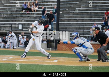 25 mars 2016 : Catcher Ben Breazeale (9 ans) des Deacons démons de Wake Forest s'enfuit mais se fait courir pendant le match de baseball de la NCAA entre les Duke Blue Devils et les Deacons démons de Wake Forest au David F. Couch Ballpark à Winston-Salem, Caroline du Nord. Scott Kinser/CSM(image de crédit : © Scott Kinser/CSM via ZUMA Wire) Banque D'Images