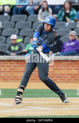 26 mars 2016 : le catcher Chris Proctor (23 ans) des Duke Blue Devils se connecte dans le match de baseball NCAA entre les Duke Blue Devils et les Wake Forest Demon Deacons au David F. Couch Ballpark à Winston-Salem, Caroline du Nord. Scott Kinser/CSM(image de crédit : © Scott Kinser/CSM via ZUMA Wire) Banque D'Images