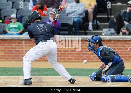 26 mars 2016 : le catcheur Chris Proctor (23 ans) des Duke Blue Devils reste devant le mauvais terrain dans le match de baseball de la NCAA entre les Duke Blue Devils et les Wake Forest Demon Deacons au David F. Couch Ballpark à Winston-Salem, Caroline du Nord. Scott Kinser/CSM(image de crédit : © Scott Kinser/CSM via ZUMA Wire) Banque D'Images