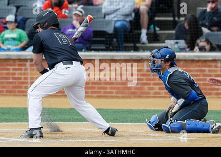26 mars 2016 : le catcheur Chris Proctor (23 ans) des Duke Blue Devils reste devant le mauvais terrain dans le match de baseball de la NCAA entre les Duke Blue Devils et les Wake Forest Demon Deacons au David F. Couch Ballpark à Winston-Salem, Caroline du Nord. Scott Kinser/CSM(image de crédit : © Scott Kinser/CSM via ZUMA Wire) Banque D'Images