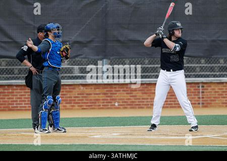 26 mars 2016 : Catcher Chris Proctor (23 ans) des Duke Blue Devils appelle à l'int. Will Craig (22 ans) des Wake Forest Demon Deacons dans le match de baseball de la NCAA entre les Duke Blue Devils et les Wake Forest Demon Deacons au David F. Couch Ballpark à Winston-Salem, Caroline du Nord. Scott Kinser/CSM(image de crédit : © Scott Kinser/CSM via ZUMA Wire) Banque D'Images