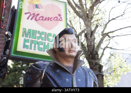 26 mars 2016 - Seattle, Washigton, États-Unis - célèbre statue d'Elvis Presley devant la cuisine mexicaine de Mama. L'institution locale bien-aimée de quatre décennies, fermera ses portes ce mois-ci. Ouvert en 1974, le plus ancien restaurant mexicain de Seattle est connu pour son décor kitschy inspiré d'Elvis et ses grandes assiettes. La propriété, qui a été vendue à une entreprise de développement, sera démolie et remplacée par un bâtiment à usage mixte de huit étages. (Crédit image : © Paul Gordon via ZUMA Wire) Banque D'Images
