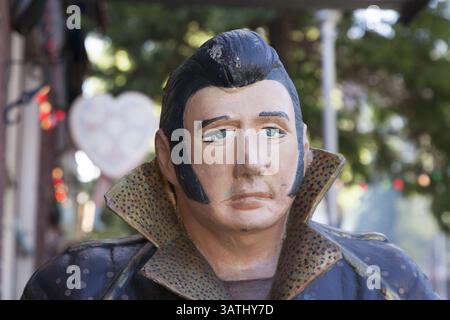 26 mars 2016 - Seattle, Washigton/King County, États-Unis - Seattle, Washington : célèbre statue d'Elvis Presley devant le restaurant. Mamaâ€™s Mexican Kitchen, une institution locale bien-aimée depuis quatre décennies, fermera ses portes le 31 mars 2016. Ouvert en 1974, le plus ancien restaurant mexicain de Seattle est connu pour le itâ kitschy Elvis inspiré de dÃ©cor et les grandes assiettes. La propriété, qui a été vendue à une entreprise de développement, sera démolie et remplacée par un bâtiment à usage mixte de huit étages. (Crédit image : © Paul Gordon via ZUMA Wire) Banque D'Images