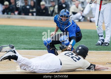 27 mars 2016 : le catcheur Chris Proctor (23 ans) des Duke Blue Devils obtient le tag sur l'infidieur Will Craig (22 ans) des Wake Forest Demon Deacons à domicile dans le match de baseball NCAA entre les Duke Blue Devils et les Wake Forest Demon Deacons au David F. Couch Ballpark à Winston-Salem, Caroline du Nord. Scott Kinser/CSM(image de crédit : © Scott Kinser/CSM via ZUMA Wire) Banque D'Images