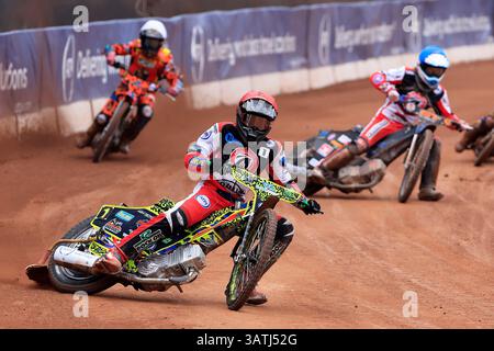 Manchester, Royaume-Uni. 06 octobre 2020. William Cairns de belle vue Colts mène Billy Budd (réserve) de belle vue Colts et Cooper Rushen (réserve) de Leicester Lion Cubs lors du match de la WSRA National Development League entre belle vue Aces et Leicester Lions au National Speedway Stadium de Manchester le vendredi 18 avril 2025. (Photo : Eddie Garvey | mi News) crédit : MI News & Sport /Alamy Live News Banque D'Images