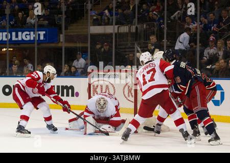 09 avril 2016 : le gardien des Red Wings de Détroit Jimmy Howard (35) couvre la rondelle alors que le centre des Red Wings de Détroit Brad Richards (17) et le défenseur des Red Wings de Détroit Kyle Quincey (27) jouent pendant le match entre les Rangers de New York et les Red Wings de Détroit au Madison Square Garden à Manhattan, New York . Crédit obligatoire : Kostas Lymperopoulos/CSM (crédit image : © Kostas Lymperopoulos/CSM via ZUMA Wire) Banque D'Images