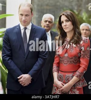 10 avril 2016 - Mumbai, INDE - le duc et la duchesse de Cambridge, le prince William, et son épouse, l'ancienne Kate Middleton, se tiennent debout après avoir déposé une couronne sur le mémorial des martyrs à l'hôtel Taj Mahal Palace à Mumbai, Inde, le dimanche 10 avril 2016. Le couple royal a commencé sa visite d'une semaine en Inde et au Bhoutan, en déposant une couronne lors d'un dimanche commémoratif à l'emblématique hôtel Taj Mahal Palace de MumbaiÃÂ­s, où 31 victimes des attentats terroristes de Mumbai en 2008 ont été tuées. (Crédit image : © Prensa Internacional via ZUMA Wire) Banque D'Images