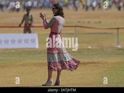 10 avril 2016 - Mumbai, INDE - Kate, la duchesse de Cambridge, de Grande-Bretagne, acclame lors d'un match de cricket avec des enfants sur un terrain à Mumbai, Inde, le dimanche 10 avril 2016. Le couple royal a commencé sa visite d'une semaine en Inde et au Bhoutan, en déposant une couronne lors d'un dimanche commémoratif à l'emblématique hôtel Taj Mahal Palace de MumbaiÃÂ­s, où 31 victimes des attentats terroristes de Mumbai en 2008 ont été tuées. (Crédit image : © Prensa Internacional via ZUMA Wire) Banque D'Images