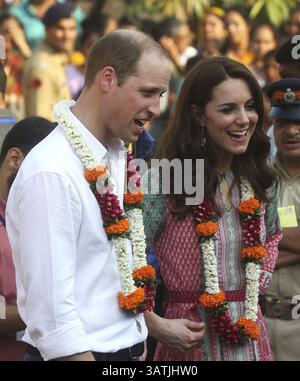 10 avril 2016 - Mumbai, INDE - le prince William de Grande-Bretagne et sa femme Kate, la duchesse de Cambridge, parlent aux enfants lors de leur visite dans un bidonville de Mumbai, Inde, le dimanche 10 avril 2016. Le couple royal a commencé sa visite d'une semaine en Inde et au Bhoutan, en déposant une couronne lors d'un dimanche commémoratif à l'emblématique hôtel Taj Mahal Palace de MumbaiÃÂ­s, où 31 victimes des attentats terroristes de Mumbai en 2008 ont été tuées. (Crédit image : © Prensa Internacional via ZUMA Wire) Banque D'Images