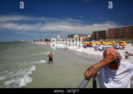 10 avril 2016 - Petersburg, Florida, U.S. - LOREN ELLIOTT | Times.G.C. Jans (centre) d'Amsterdam, pays-Bas, pêche juste au nord de John's Pass à Pétersbourg, Floride, malgré une prolifération d'algues toxiques dimanche 10 avril 2016. La floraison d'algues, souvent appelée « marée rouge », produit des toxines qui peuvent tuer les poissons, les mammifères, les oiseaux et causer directement ou indirectement des maladies aux humains. (Crédit image : © Loren Elliott/Tampa Bay Times via ZUMA Wire) Banque D'Images