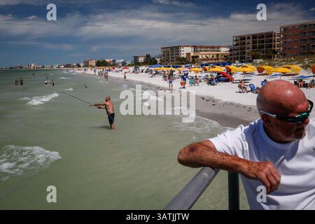10 avril 2016 - Petersburg, Florida, U.S. - LOREN ELLIOTT | Times.G.C. Jans (centre) d'Amsterdam, pays-Bas, pêche juste au nord de John's Pass à Pétersbourg, Floride, malgré une prolifération d'algues toxiques dimanche 10 avril 2016. La floraison d'algues, souvent appelée « marée rouge », produit des toxines qui peuvent tuer les poissons, les mammifères, les oiseaux et causer directement ou indirectement des maladies aux humains. (Crédit image : © Loren Elliott/Tampa Bay Times via ZUMA Wire) Banque D'Images