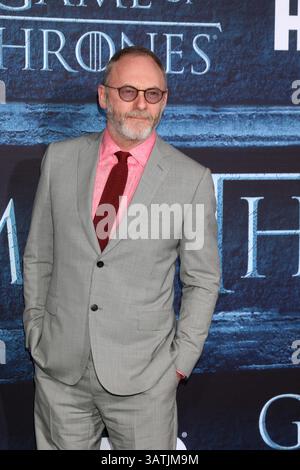 10 avril 2016 - Los Angeles, CA, États-Unis - LOS ANGELES - 10 avril : Liam Cunningham au Game of Thrones première projection au TCL Chinese Theater IMAX le 10 avril 2016 à Los Angeles, CA (crédit image : © Kathy Hutchins/Newscom via ZUMA Press) Banque D'Images