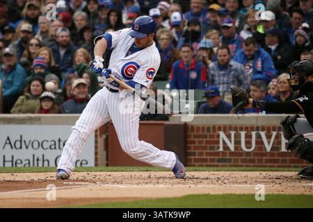 14 mai 2016 - Chicago, il, États-Unis - Miguel Montero des Cubs de Chicago se connecte avec un terrain dans la troisième manche contre les Pirates de Pittsburgh le samedi 14 mai 2016, au Wrigley Field à Chicago. Les Cubs ont gagné, 8-2. (Crédit image : © Anthony souffle/TNS via ZUMA Wire) Banque D'Images