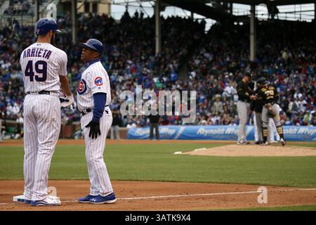 14 mai 2016 - Chicago, il, États-Unis - Jake Arrieta des Cubs de Chicago (49) discute avec l'entraîneur de la troisième base Gary Jones à la troisième base lors d'une accalmie en jeu dans la sixième manche contre les Pirates de Pittsburgh le samedi 14 mai 2016, au Wrigley Field de Chicago. Les Cubs ont gagné, 8-2. (Crédit image : © Anthony souffle/TNS via ZUMA Wire) Banque D'Images