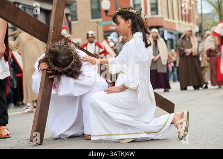 Chicago, États-Unis. 18 avril 2025. La 48e édition annuelle via Crucis - Living Way of the Cross a eu lieu le vendredi Saint dans le quartier de Pilsen à Chicago le 18 avril 2025. Il s'agit d'une reconstitution des 14 stations de la croix qui amène des milliers de personnes dans le quartier de Chicago Pilsen. (Photo par : Alexandra Buxbaum/Sipa USA) crédit : Sipa USA/Alamy Live News Banque D'Images