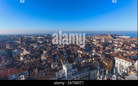 Une vue panoramique à couper le souffle sur Venise se déploie du haut du Campanile de Mark Banque D'Images