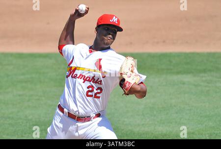 22 mai 2016 : Alex Reyes, lanceur de Memphis, donne un terrain lors de la deuxième manche d'un match de baseball MiLB entre le Round Rock Express et les Redbirds de Memphis à AutoZone Park à Memphis, Tennessee. Memphis a gagné 8-1. Austin McAfee/CSM(image crédit : © Austin McAfee/CSM via ZUMA Wire) Banque D'Images
