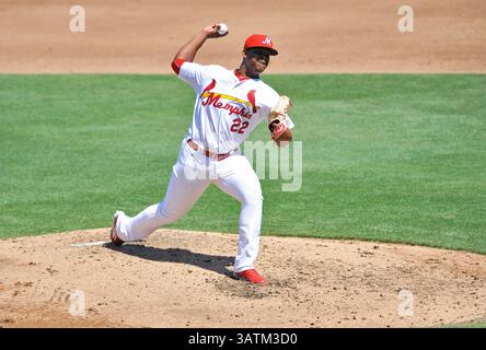 22 mai 2016 : Alex Reyes, lanceur de Memphis, donne un terrain lors de la deuxième manche d'un match de baseball MiLB entre le Round Rock Express et les Redbirds de Memphis à AutoZone Park à Memphis, Tennessee. Memphis a gagné 8-1. Austin McAfee/CSM(image crédit : © Austin McAfee/CSM via ZUMA Wire) Banque D'Images